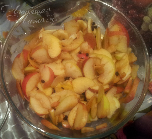 Открытый пирог с яблоками без сахара: подготовленная начинка