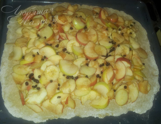 Открытый пирог с яблоками без сахара: выкладываем начинку на тесто