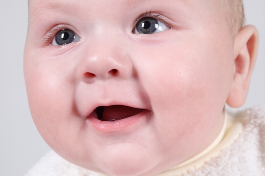 Когда новорожденный начинает осознанно улыбаться?